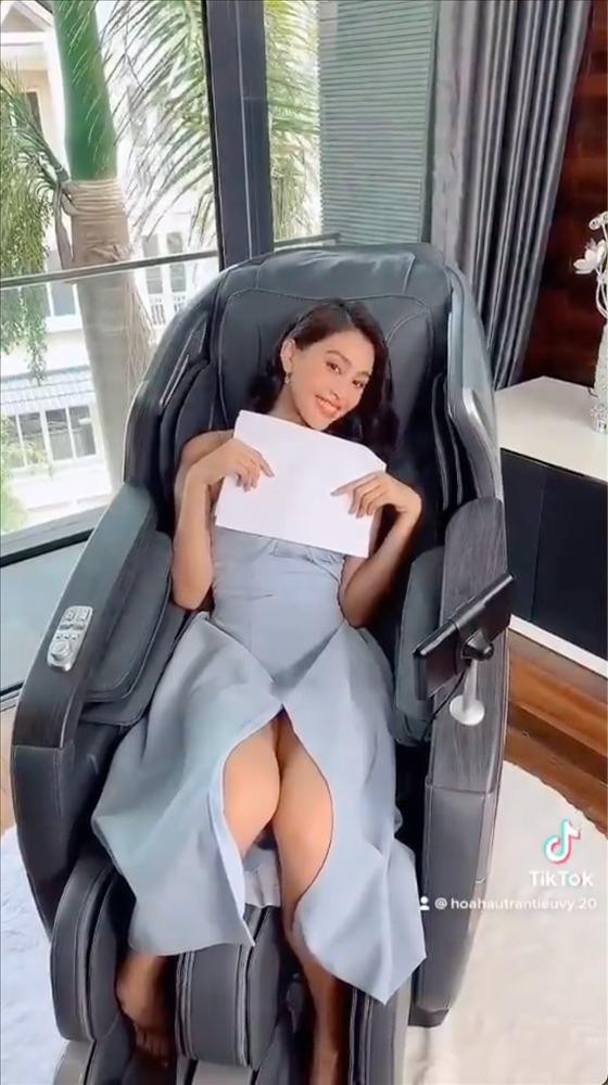 Không thể bỏ qua Tiểu Vy với màn suýt lộ hàng với bộ đầm xẻ cao chót vót khi tạo dáng sai tư thế. May mà có photo có tâm nhắc khéo chứ không là cũng hớ hênh.