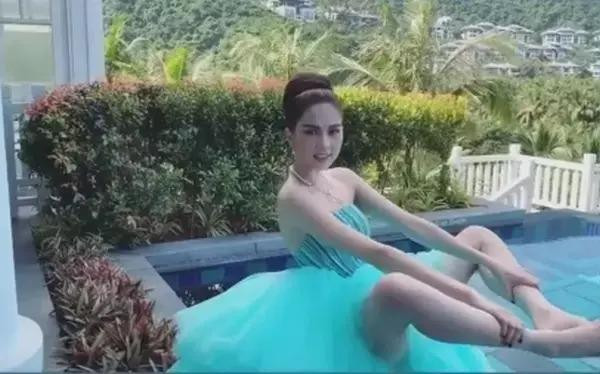 Vẫn biết "người đẹp Trà Vinh" là người thoải mái, dân dã nhưng sự vô tư quá mức khi mặc váy thế này dễ khiến cô rơi vào tình cảnh hớ hênh.