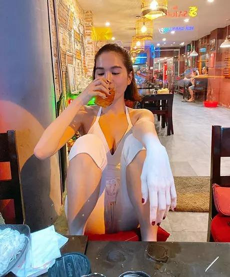 Ngọc Trinh nhiều lần bị trừ "âm điểm thanh lịch" vì dáng ngồi kém duyên.