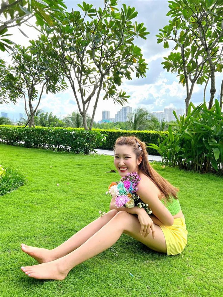 br/> Mới đây, Thúy Ngân gây chú ý khi có màn lên đồ gợi cảm trên trang cá nhân. Người đẹp diện áo yếm hở lưng phối cùng một chiếc chân váy siêu ngắn màu vàng đối lập. Lên đồ vừa bó sát lại hở hang, Thúy Ngân tạo dáng khá vất vả song vẫn nhận "điểm 10 thanh lịch". Thuý Ngân được khen tinh tế khi tạo dáng e ấp và khép nép chân lại để tránh lộ khoảnh khắc hớ hênh khi chụp hình.