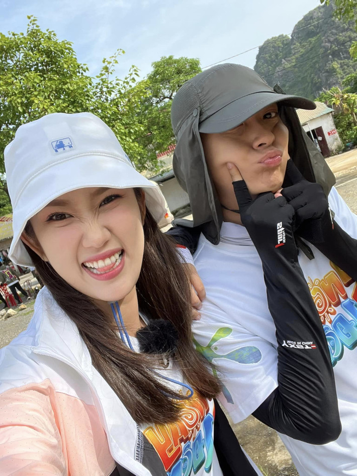 Diễn viên Thúy Ngân tạo dáng đáng yêu chụp hình selfie với Ngô Kiến Huy.