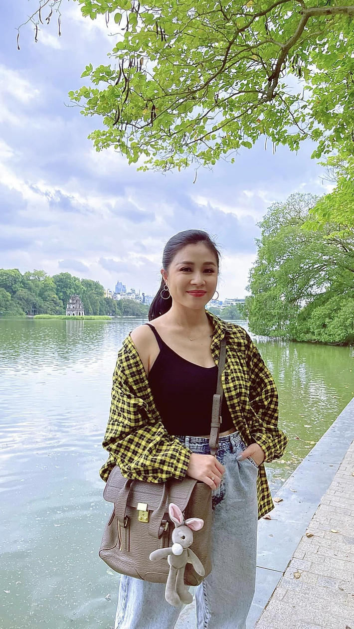 BTV Hoàng Linh thả dáng giữa mùa Thu Hà Nội.