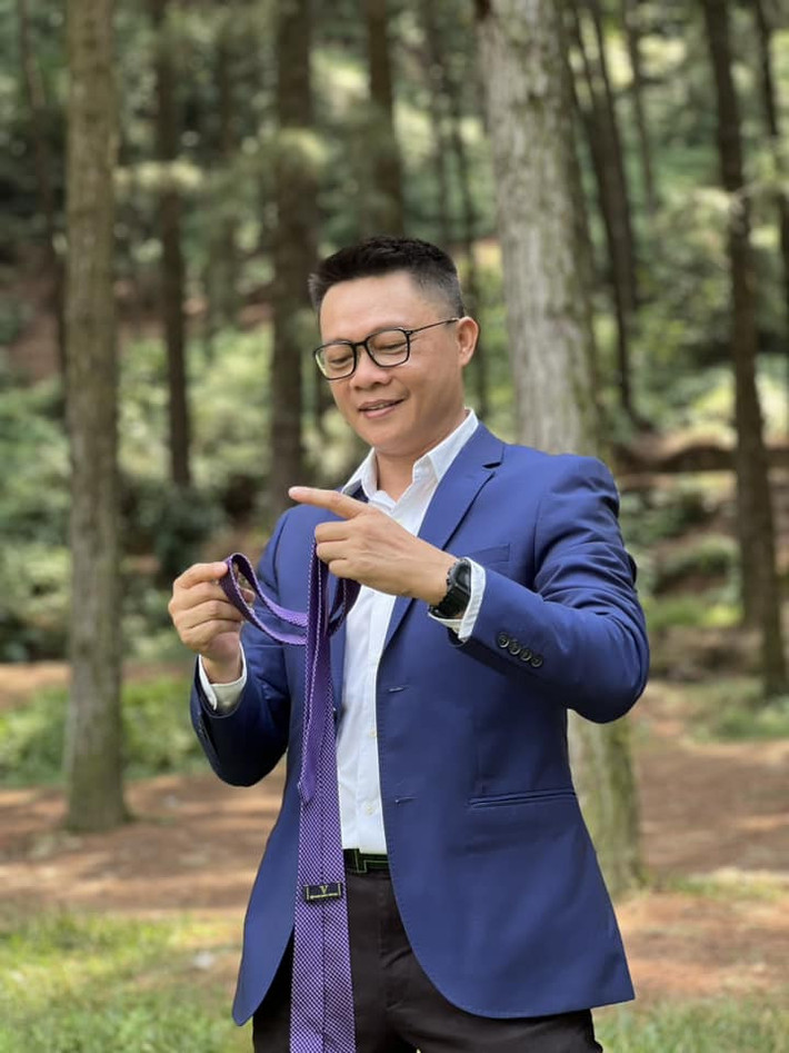 BTV Trần Quang Minh diện vest bảnh bao tại Đà Lạt.