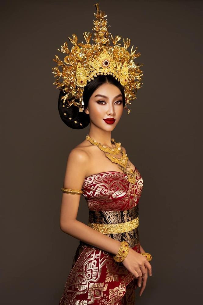 ách đây không lâu, nàng hậu sinh năm 1998 có cơ hội diện trang phục truyền thống của Indonesia. Trang phục có chất vải họa tiết độc đáo mang đậm dấu ấn dân tộc. Điểm nhấn bộ cánh là chiếc mấn dát vàng ròng được chạm khắc tỉ mỉ. Nhìn vào phụ kiện, người hâm mộ cũng cảm nhận được sức nặng của nó đối người mặc. Dù vậy, đương kim MGI vẫn tự tin diện bộ cánh khó nhằn.