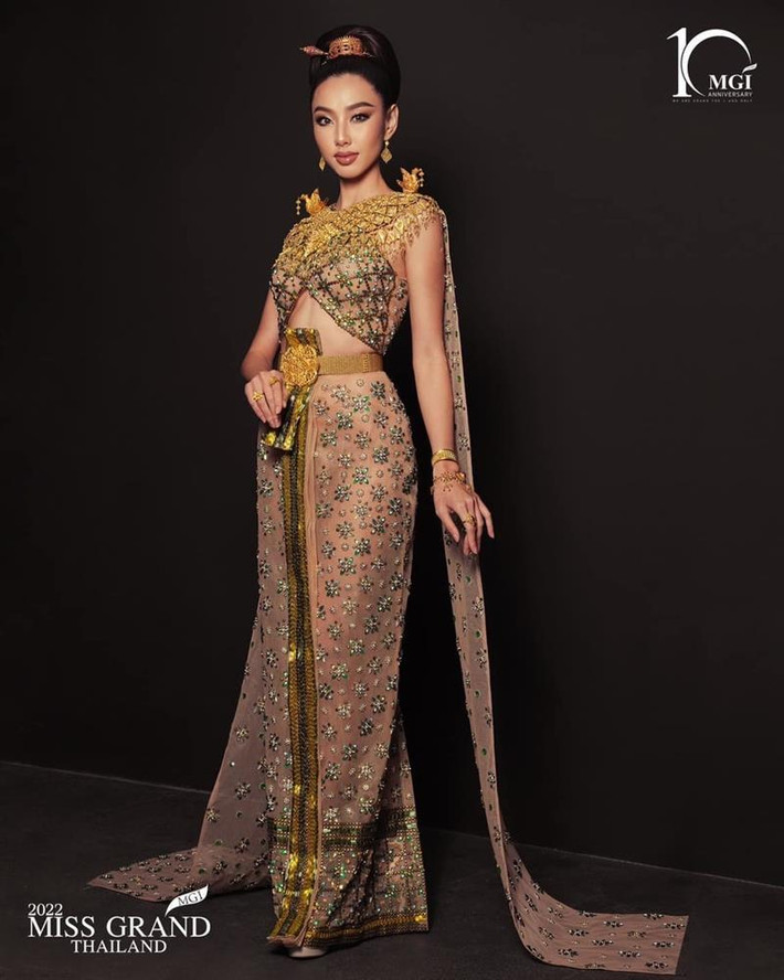 ##ss###style="text-decoration: underline;">Thùy Tiên thử sức với trang phục Thái có chất liệu vàng ròng nặng hơn 20kg.
