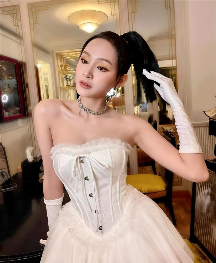 Tối 18/9, Hiền Hồ cập nhật hình ảnh mới trên mạng xã hội. Giọng ca Có Như Không Có chia sẻ bức ảnh hậu trường đi diễn, với ngoại hình xinh đẹp, rạng rỡ và phong cách thời trang trẻ trung, sành điệu.