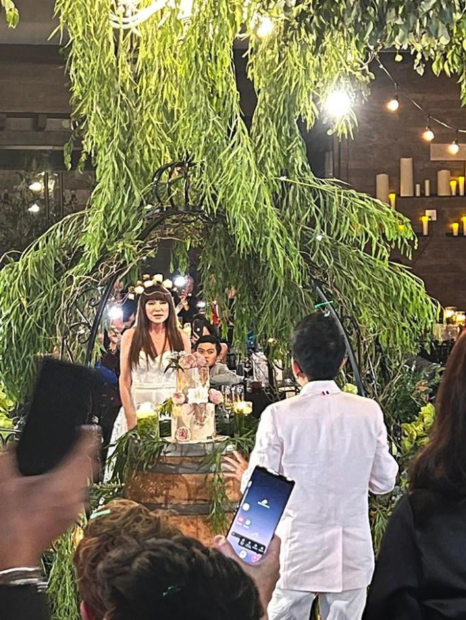 rong ngày trọng đại, danh ca Thanh Hà diện chiếc váy cúp ngực màu trắng giản dị, đến tóc cũng xõa thẳng chẳng tạo kiểu cầu kì. Còn nhạc sĩ Phương Uyên lịch lãm trong bộ vest trắng của nhà mốt Thom Browne.