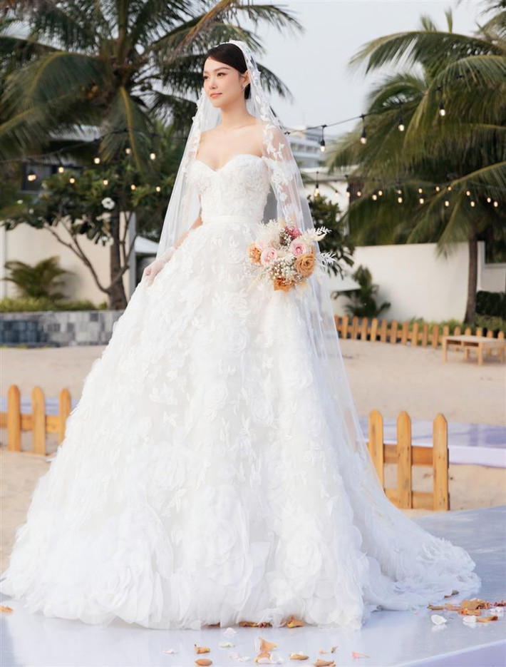 rong khi đó, hầu hết các cô dâu đều muốn mình trở nên lộng lẫy nhất vào ngày đặc biệt, thậm chí thay liền vài chiếc váy trong một ngày trái ngược hẳn cô dâu Thanh Hà. Minh Hằng vừa qua là một minh chứng. Khoảnh khắc tiến vào lễ đường, giọng ca 8X diện váy của hãng Marchesa Couture, có giá 16.000 USD (hơn 371 triệu đồng).