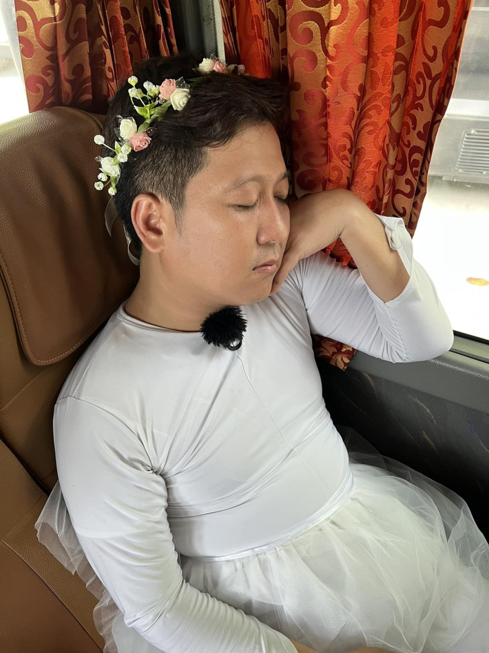Thúy Ngân đăng ảnh hài hước lúc ngủ của Trường Giang.