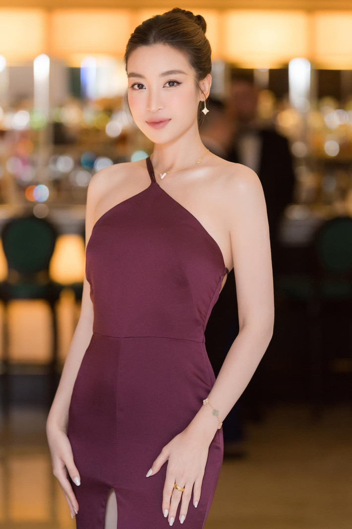 Hoa hậu Đỗ Mỹ Linh khoe vai trần gợi cảm.