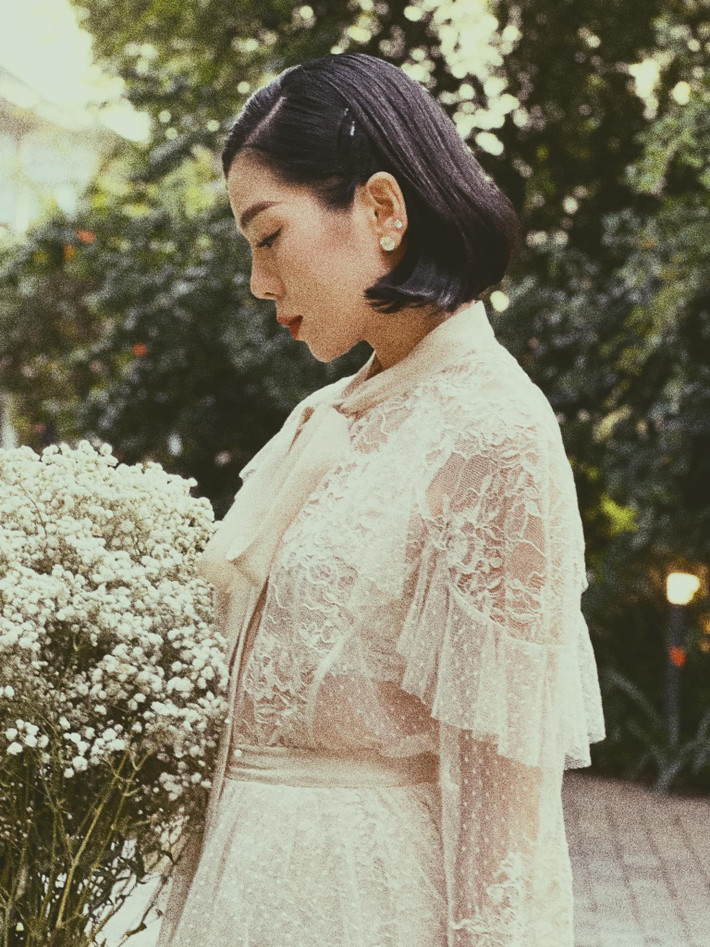 "Hà Nội đang bước vào mùa đẹp nhất trong năm đấy, khúc giao mùa hay mang lại cho người ta nhiều xúc cảm", Lệ Quyên tâm trạng.