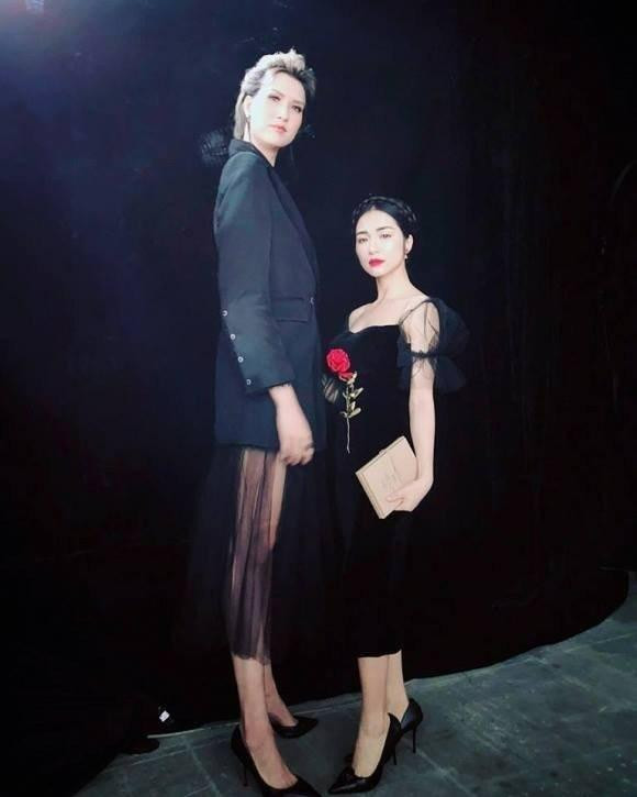 ình trạng "chân dài đến nách" thường xuyên xảy ra đối với Hòa Minzy.