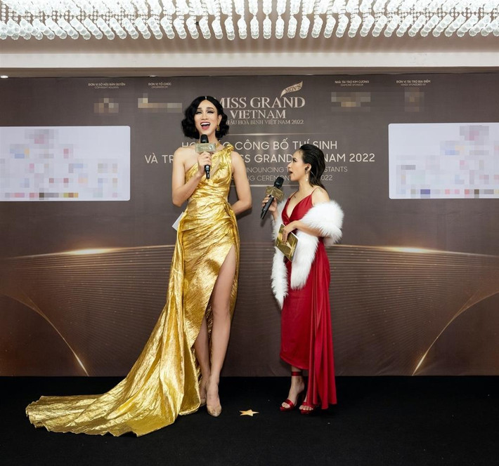 ới đây, Hải Triều - Ngọc Phước trở thành MC thảm đỏ cho một sự kiện của Miss Grand Vietnam - Hoa hậu Hòa bình Việt Nam 2022. Khoảnh khắc bên nhau của 2 MC khiến ai nấy thích thú, khi một người sở hữu chiều cao hàng đầu, một người lại thấp bé nhất nhì showbiz Việt. Thậm chí trong ảnh, đôi chân Hải Triều dài đúng đến... nách đàn em.