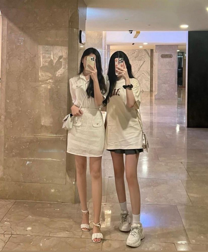 Mới đây, trên trang Instagram cá nhân, con gái đầu lòng của Quyền Linh vừa cập nhật khoảnh khắc cùng em gái dạo phố. Trong khung ảnh, Lọ Lem và Hạt Dẻ diện trang phục ngắn cực hack dáng, năng động. Điểm chiếm chiếm spotlight thuộc về đôi chân dài nuột nà, thẳng tắp của hai mỹ nhân nhí. Trong khi cô chị Lọ Lem đầy nữ tính với set váy ngắn sơ vin thì Hạt Dẻ cũng không kém cạnh với chân váy xếp ly + áo phông dáng rộng, đọ chân dài miên man. Phần đông người hâm mộ không khỏi bất ngờ trước ngoại hình hai ái nữ nhà "ông mai" đình đám Vbiz ở độ tuổi dậy thì.