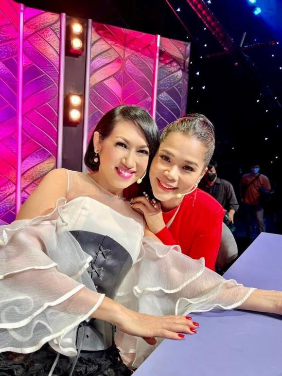 Mỹ Lệ vui mừng khi hội ngộ đàn chị - danh ca Ý Lan trong một show truyền hình.