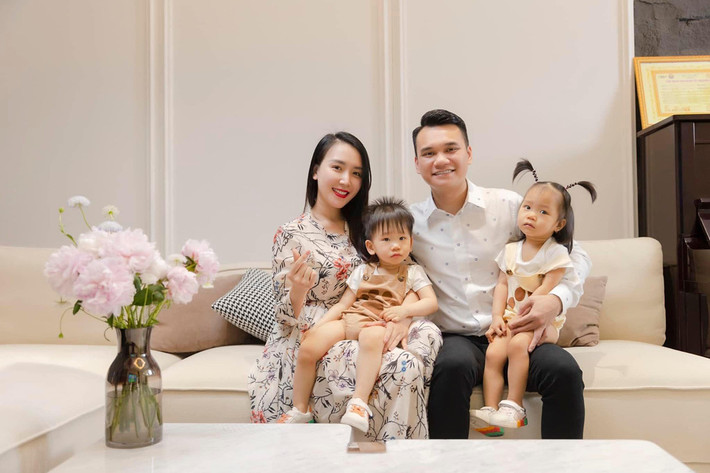 Thảo Bebe - bà xã Khắc Việt đăng ảnh gia đình sum vầy gửi lời chúc đến chồng giữa tin đồn hôn nhân trục trặc.