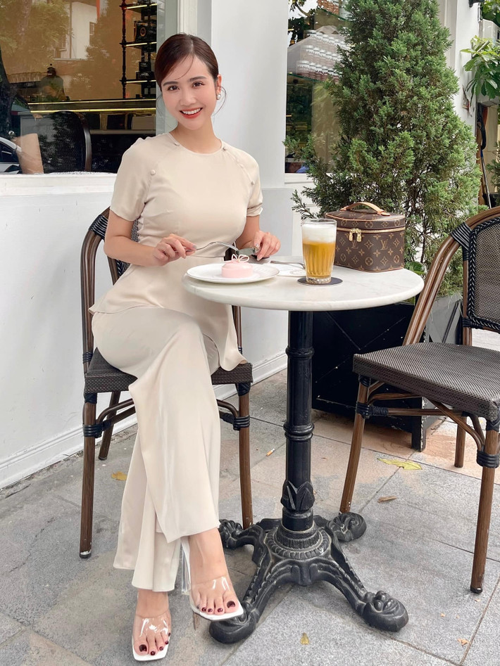 Sao Việt Phan Minh Huyền xinh tươi dạo phố, uống trà.