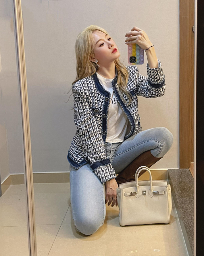 Sao Việt Hari Won đăng hình selfie xinh đẹp 'thả thính' trên mạng xã hội.