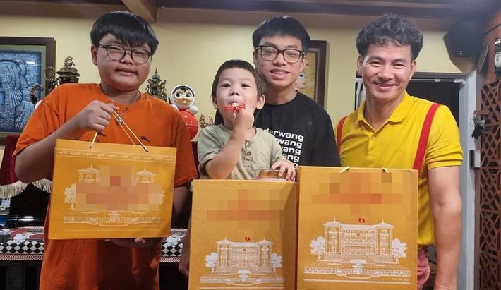 Nghệ sĩ Xuân Bắc cùng 3 con khoe quà trung thu.