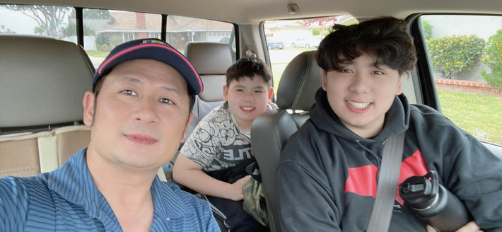 Bằng Kiều selfie bên các con nhân dịp đoàn tụ.