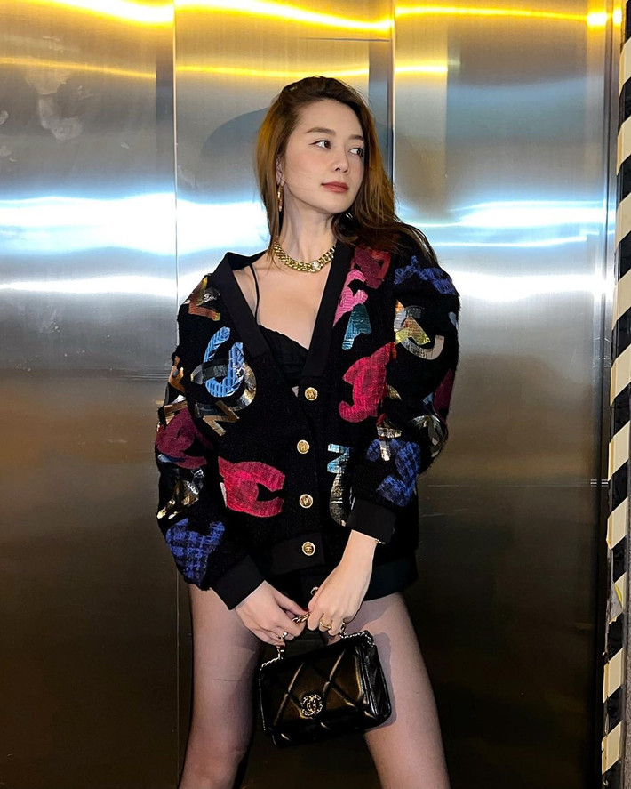 Thiều Bảo Trang khoe vòng 1 lấp ló.