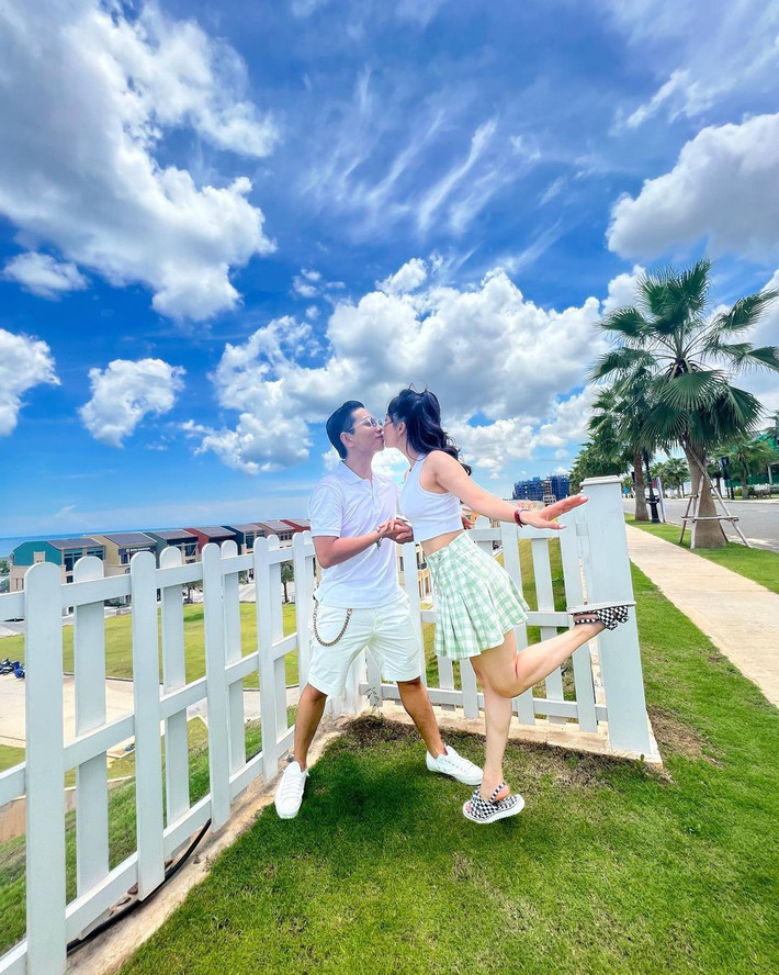 Khánh Thi - Phan Hiển khóa môi tình cảm, ngọt ngào.