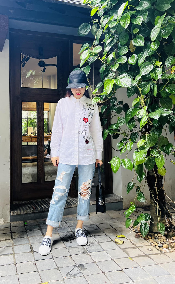 "Tự dặn lòng không ăn xài phung phí, mà hễ ai hú hí là xách dép lên đi", vợ trẻ NSND Công Lý chia sẻ.