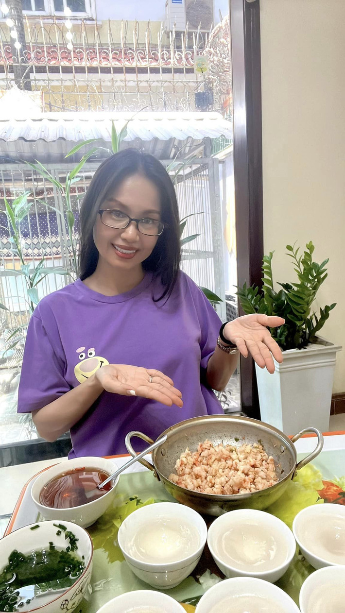 Ca sĩ Cẩm Ly được mẹ đãi món ngon yêu thích.