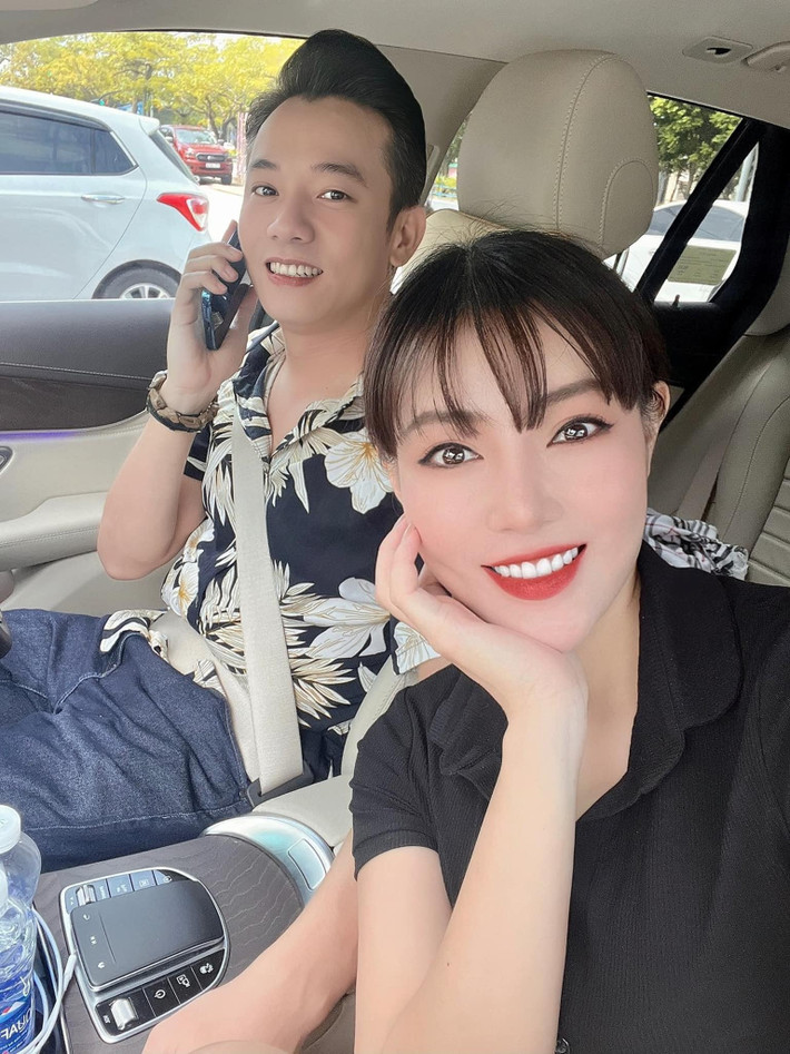 Diễn viên Thanh Hương selfie vui vẻ cùng đồng nghiệp.