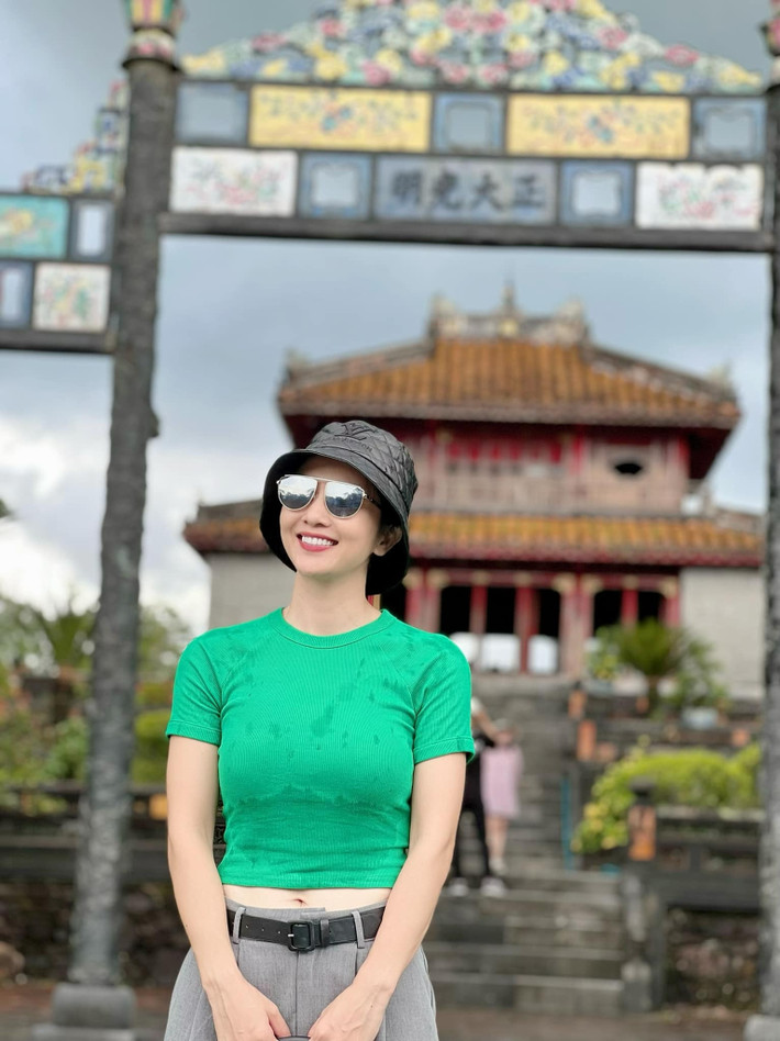 Thúy Hiền Wushu trẻ trung rạng ngời khi đi du lịch.