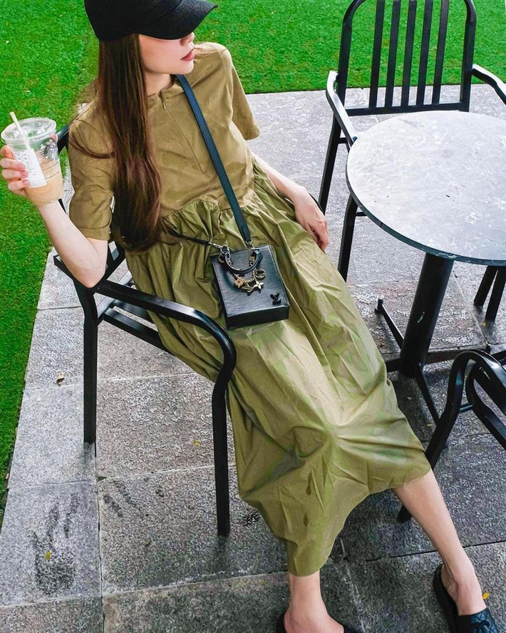 ##ss###style="text-decoration: underline;">Giọng ca "Cả Một Trời Thương Nhớ" có rất nhiều bộ đầm casual nhưng đây là item duy nhất nhàu nát đến mức này. Việc mặc trang phục nhàu nhĩ không phải là điều cấm kỵ nhưng có thể khiến các ngôi sao trở nên kém chỉn chu hơn hẳn.