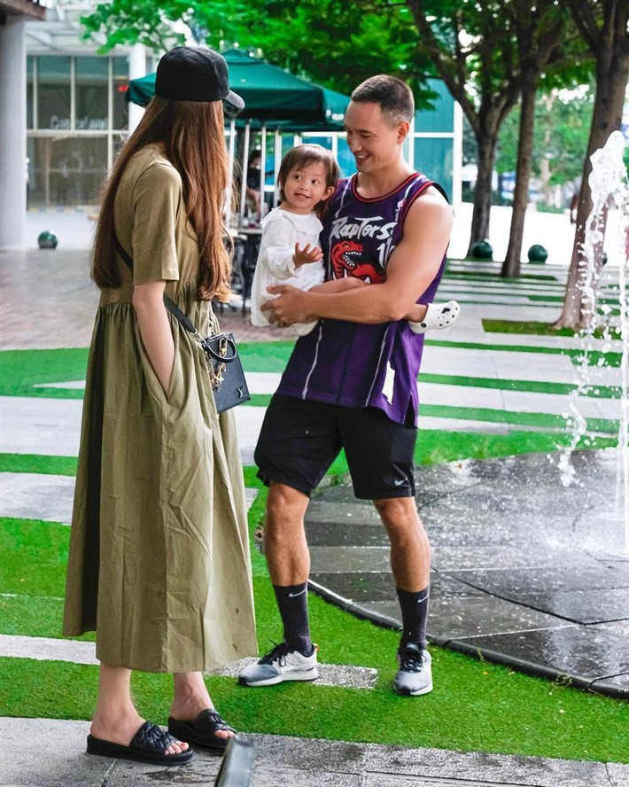 im Lý không chỉ tạo dáng nhí nhố mà còn xí phần trông con cho Hà Hồ thả dáng chụp ảnh.