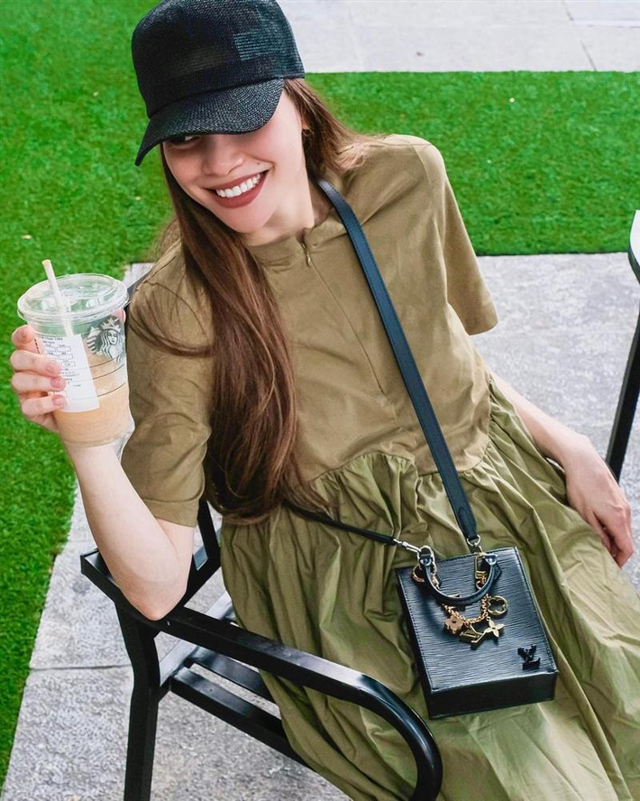 áng tiếc là chiếc túi Louis Vuitton cùng đôi dép bệt Chanel không thể nâng tầm bộ trang phục bởi chiếc đầm quá nhàu nhĩ.