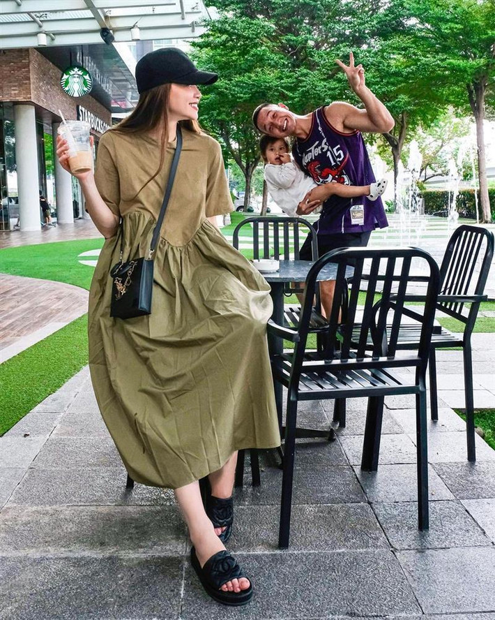 Mới đây, Hồ Ngọc Hà vừa cập nhật khoảnh khắc nghỉ ngơi xả hơi cùng gia đình nhỏ trong dịp lễ. Nữ ca sĩ cùng Kim Lý và cô con gái Lisa check-in tại một quán cà phê sang chảnh nhưng mất điểm đôi chút vì chiếc váy nhàu nhĩ. Hồ Ngọc Hà diện một chiếc đầm oversized màu bộ đội cùng đôi dép bệt cực kỳ thoải mái.