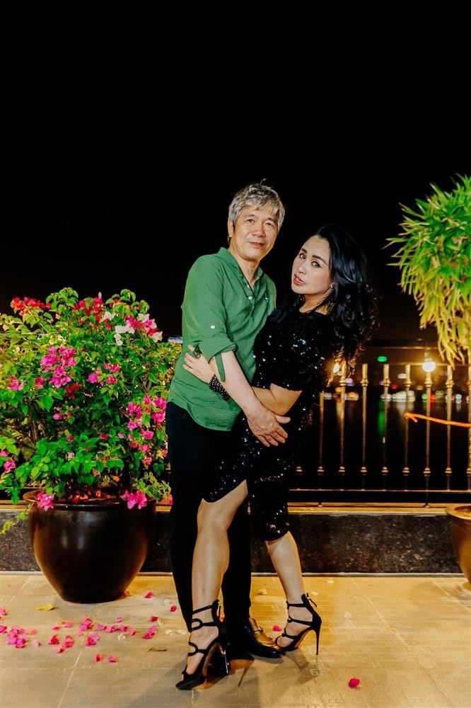 Mới đây, Thanh Lam khoe bộ ảnh đời thường trên mạng xã hội. Trong những bức ảnh, thu hút sự chú ý hơn cả là khoảnh khắc diva tạo dáng bên hôn phu Bùi Tiến Hùng. Cặp đôi tạo dáng hài hước như đang nhảy, biểu cảm trông rất vui vẻ, hạnh phúc. Thanh Lam viết kèm những hình ảnh: "Người hạnh phúc không phải người có những thứ tốt đẹp nhất, mà là người can đảm, kiên cường, đi trên con đường họ dấn thân một cách ngoạn mục, biến mọi thứ họ có trở nên tốt đẹp".