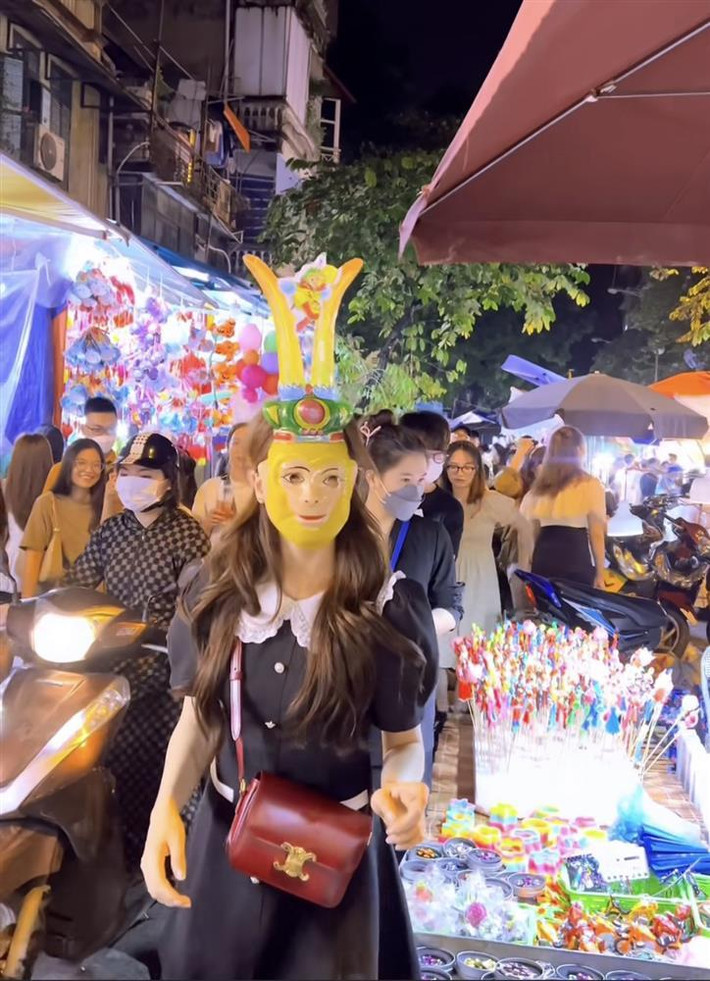 Mới đây, Hòa Minzy gây chú ý khi chia sẻ khoảnh khắc đi dạo chơi phố phường Hà Nội nhân dịp Trung thu. Đáng nói, người đẹp "ẩn thân" bằng cách đeo chiếc mặt nạ Tôn Ngộ Không huyền thoại, đến khi tháo ra mới khiến nhiều người bất ngờ.