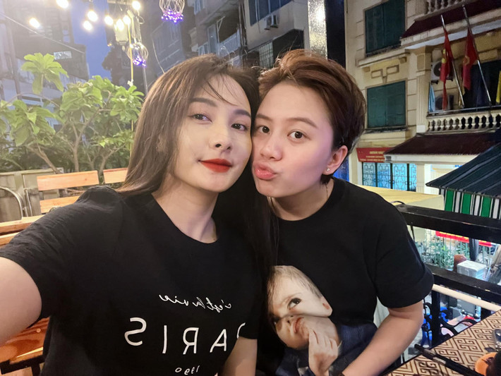 Bảo Thanh selfie vui vẻ cùng đàn em Bảo Hân.