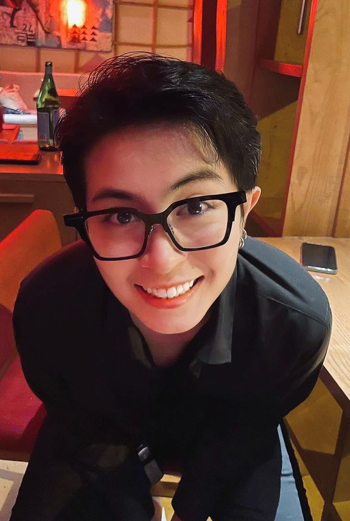 "Cuối cùng mưa to không đi đâu chơi được đành post hình cũ chúc mọi người nghỉ lễ vui", Giu Lê bày tỏ.