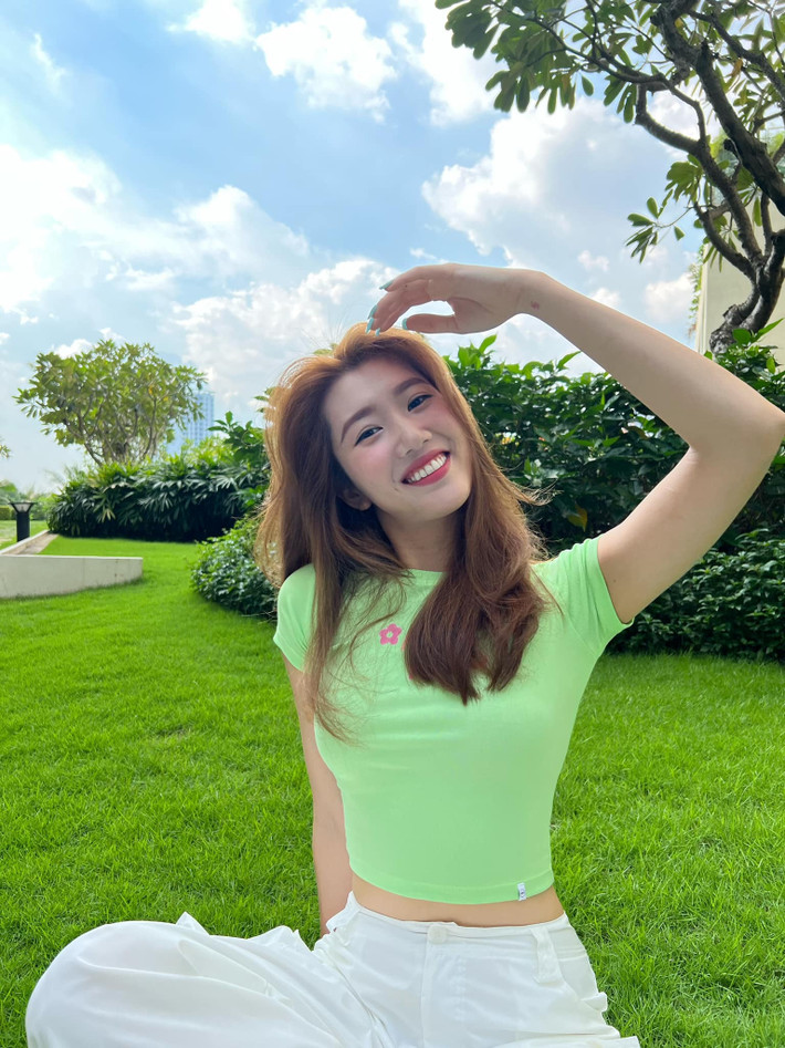 "Trời nắng quá chừng nên em đợi hết nắng, chúc cả nhà đi chơi lễ thật vui", diễn viên Thúy Ngân chia sẻ.