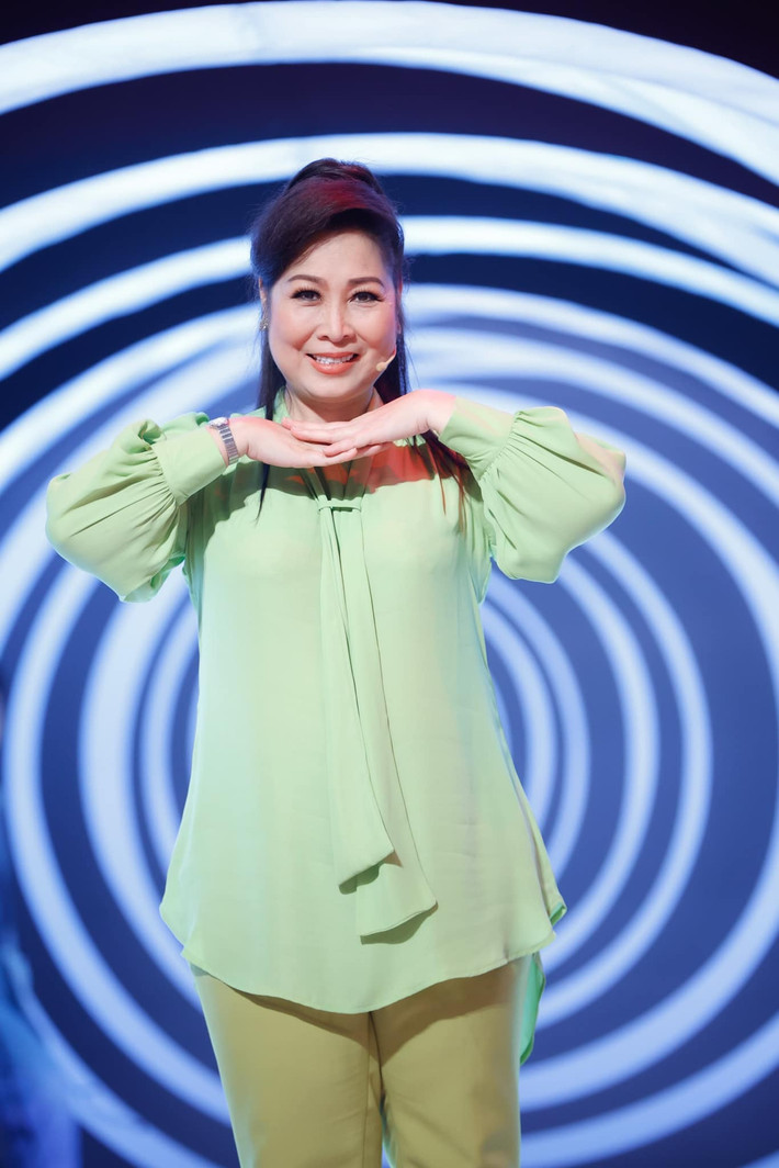 NSND Hồng Vân cảm ơn khán giả vì đã yêu thương mình.