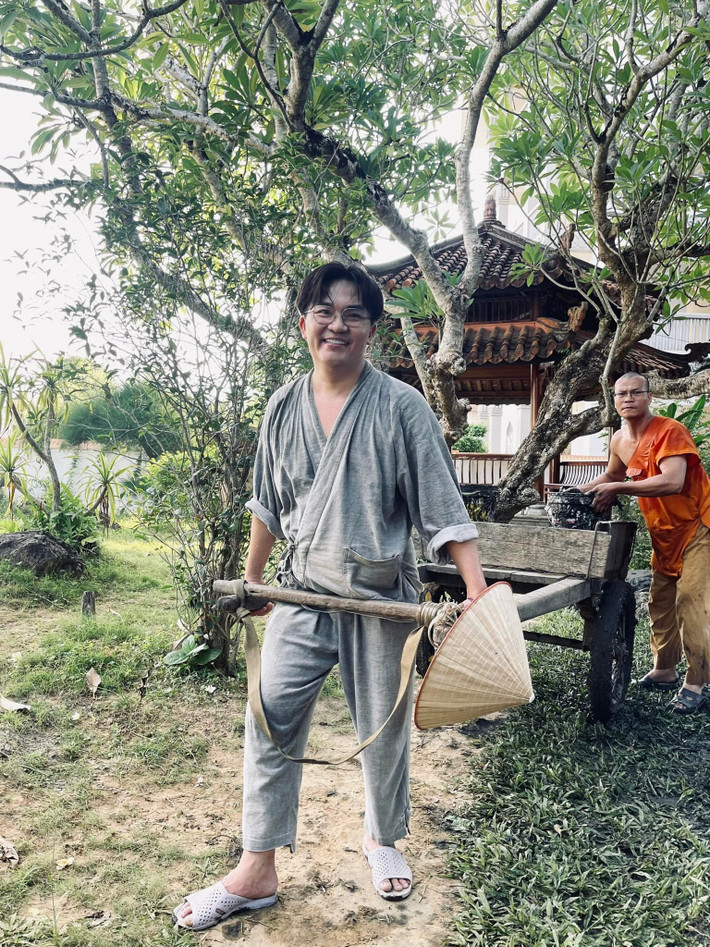 "Ngày lễ mình chọn nơi đây để có được nụ cười an lạc và sự bình yên", MC Đại Nghĩa chia sẻ.