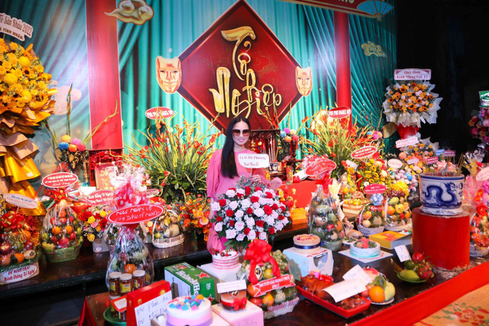 Trở về Việt Nam ngày 7/9/2022, ca sĩ Hà Phương có mặt tại sân khấu kịch 5B Võ Văn Tần để dâng hương nhân ngày giỗ tổ nghề Sân Khấu (12/8 âm lịch hàng năm).