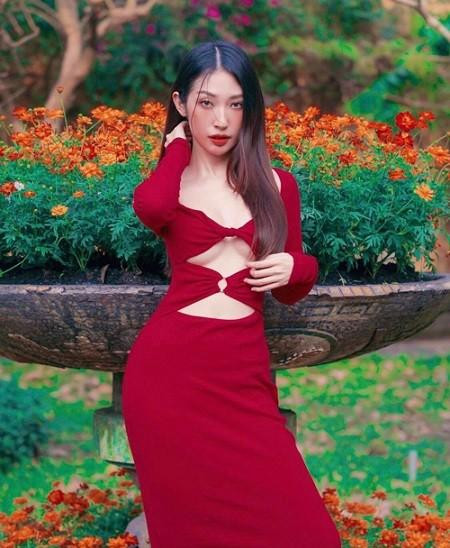 hổng Tú Quỳnh cũng ưu ái chiếc đầm đỏ này để khoe dáng bốc lửa, rời xa hình ảnh "cô bé dâu tây" dễ thương ngày nào.