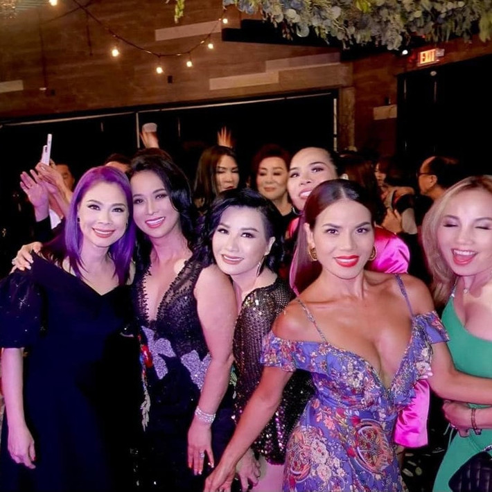 Giới hạn khách tham dự nên không khí đám cưới diễn ra riêng tư nhưng ấm cúng, thân tình, mọi người có thể trao đổi, trò chuyện dễ dàng với nhau và 2 nhân vật chính. Chồng cũ ca sĩ Thu Phương - nhạc sĩ Huy MC đảm nhiệm vai trò phụ trách âm nhạc cho tiệc cưới, MC Nguyễn Cao Kỳ Duyên dẫn dắt tiệc cưới.