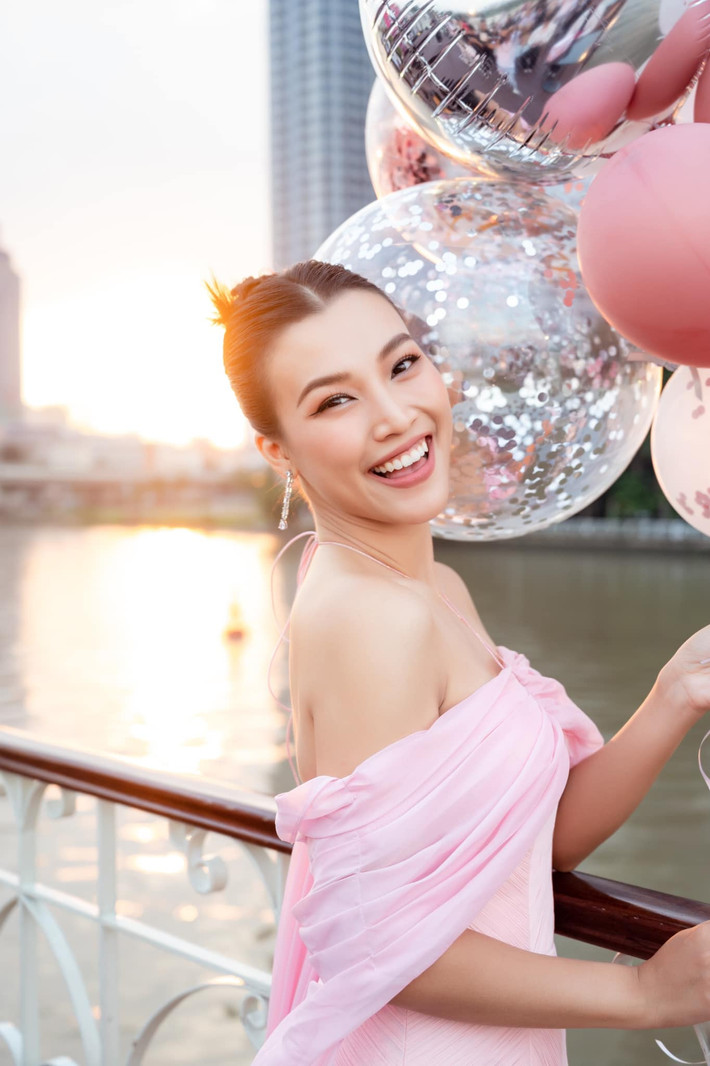 "Xinh đẹp hơn, thành công hơn, hạnh phúc hơn, phụ nữ chúng ta đều có thể đạt được nếu biết yêu thương bản thân mình", MC Hoàng Oanh chia sẻ.