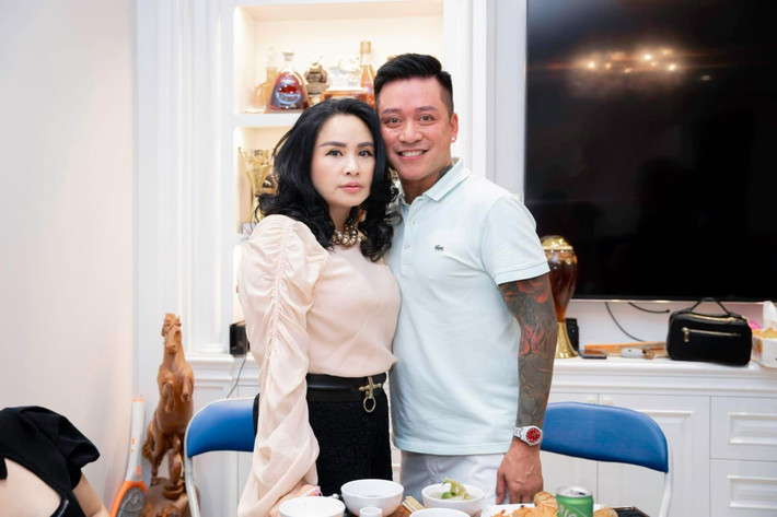 Ca sĩ Tuấn Hưng vui vẻ chụp ảnh cùng đàn chị Thanh Lam.