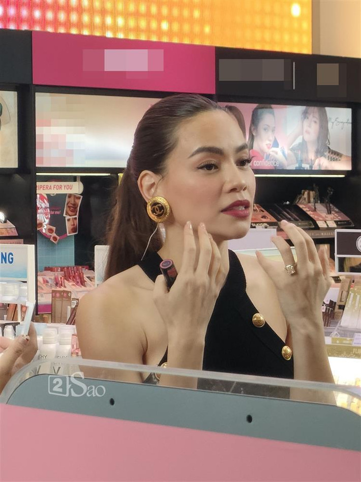 Mới đây, Hồ Ngọc Hà nhận được sự chú ý khi xuất hiện trong một trung tâm thương mại. Cô tới khu vực mỹ phẩm và có những hoạt động quảng bá kinh doanh.