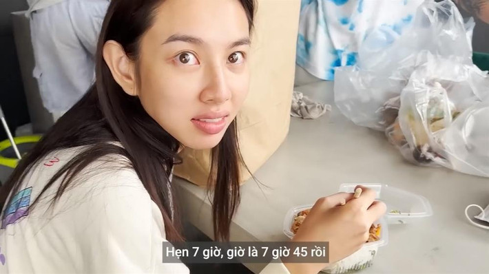 br/> Mới đây, Thùy Tiên chia sẻ vlog 1 ngày làm việc năng suất cùng ê-kíp tại studio. Ngoài thần thái chuyên nghiệp khi chụp hình, cô cũng "tố khéo" ê-kíp chuyên "dìm hàng" mình một cách siêu đáng yêu. Thùy Tiên để lộ luôn gương mặt mộc vẫn còn ngái ngủ trong ống kính của ê-kíp.