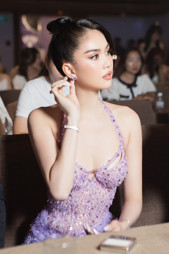 Trong chiếc váy xuyên thấu đính sequin lộng lẫy, người đẹp khoe thân hình gợi cảm cùng làn da trắng "thương hiệu".