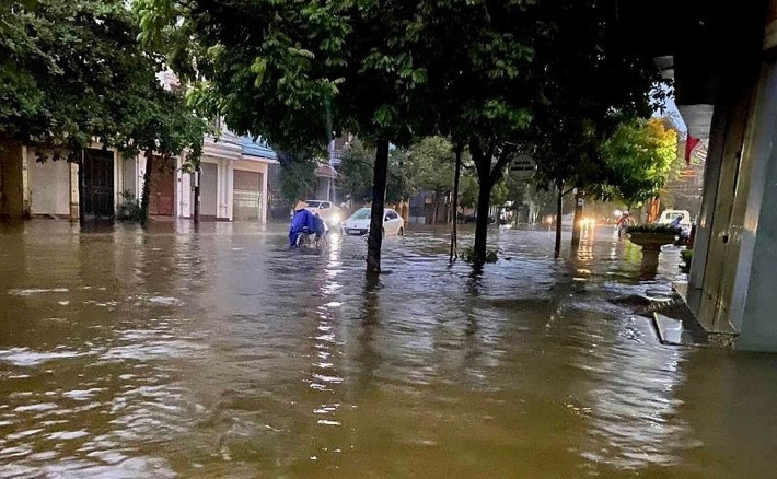 Một số hình ảnh đường phố Nam Định ngập nặng sau trận mưa kéo dài. (Ảnh: CTV).